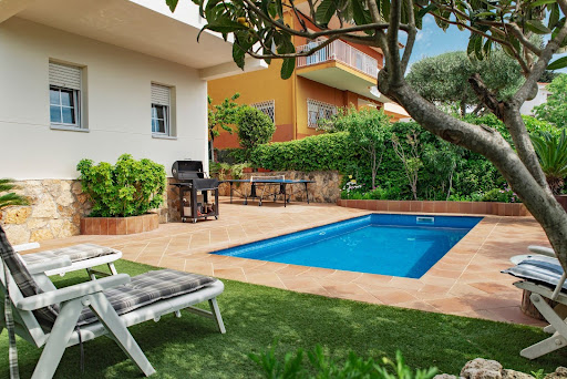 6. Em qual imagem vemos um "quintal"?
